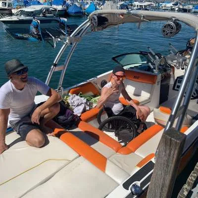 Gäste auf dem Boot im Hafen Wollishofen am Zürichsee
