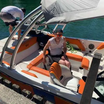 MasterCraft NXT20 im Hafen am Zürichsee mit Tower und Sonnensegel